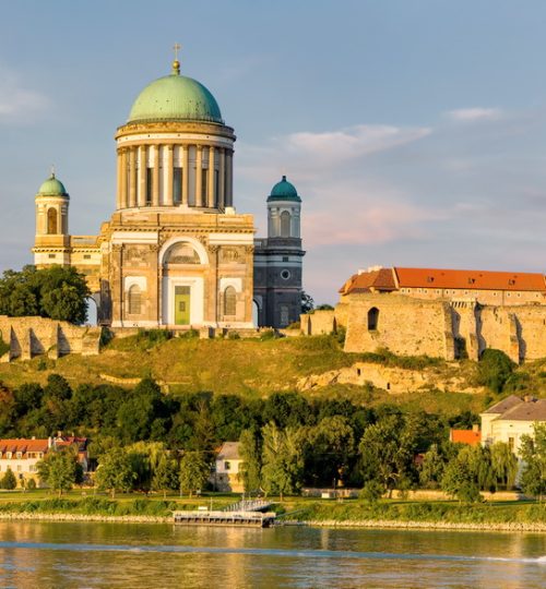 Esztergom,,Hungary,-,Beautiful,Evening,With,The,Basilica,Of,Our